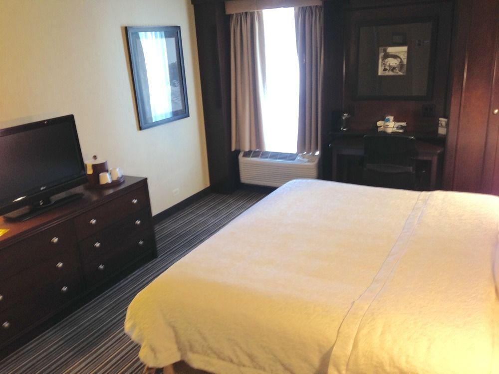 Hampton Inn & Suites Lincolnshire Bagian luar foto