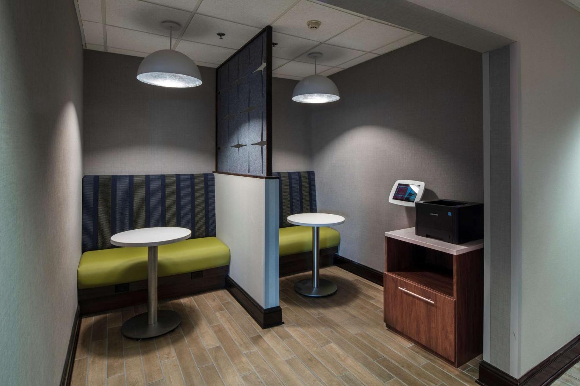 Hampton Inn & Suites Lincolnshire Bagian luar foto